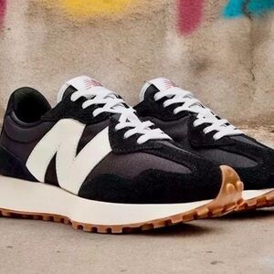 NEW BALANCE 327 Womens 8 Sneakers Shoes Black/White Leather Logo